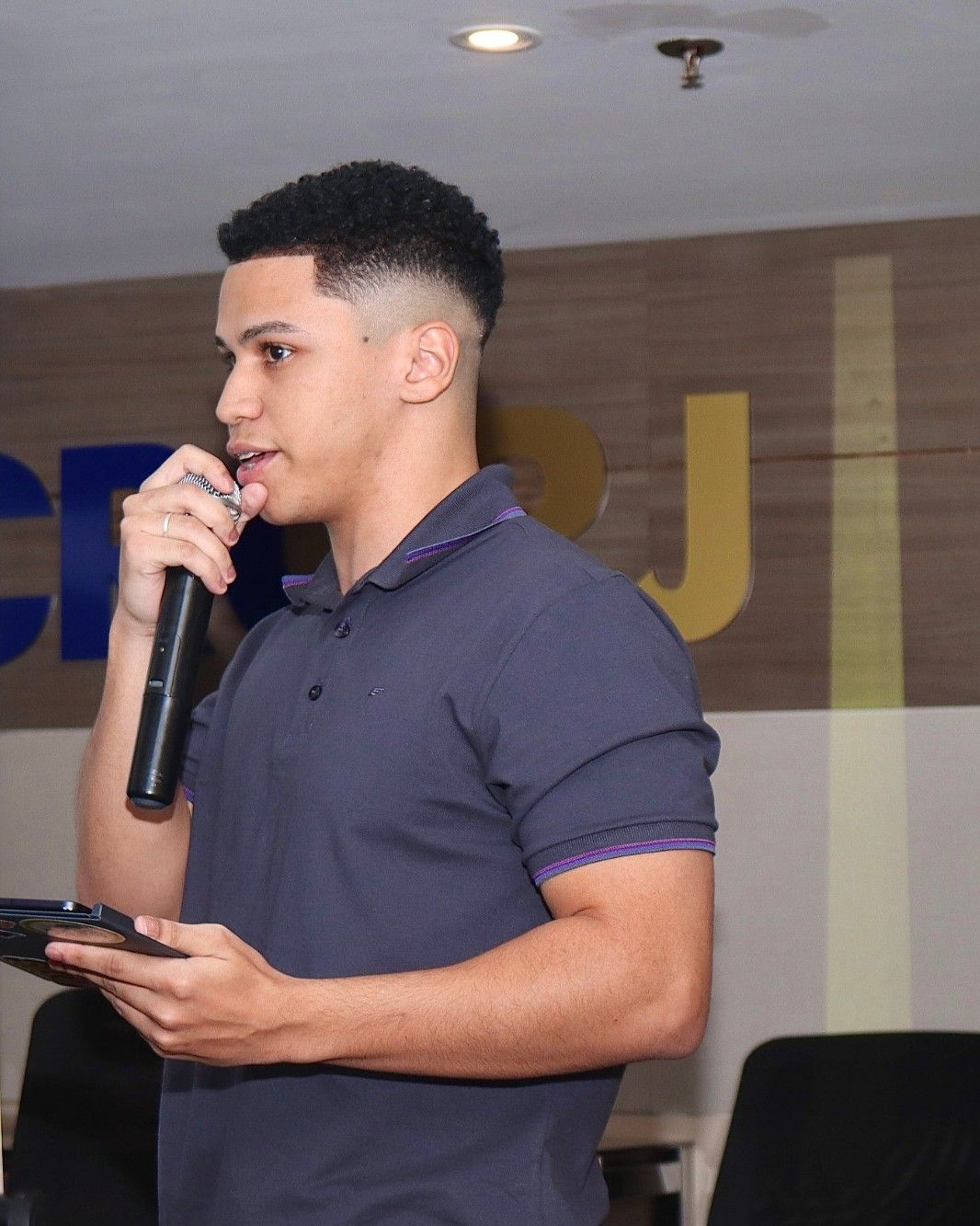 Gustavo Oliveira, fundador da Platinum Rocket, em palestra no CRC-RJ